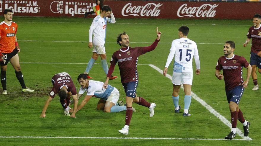 Charly celebrando el tercer gol del Pontevedra contra el Compostela en el partido de ayer. |  // GUSTAVO SANTOS