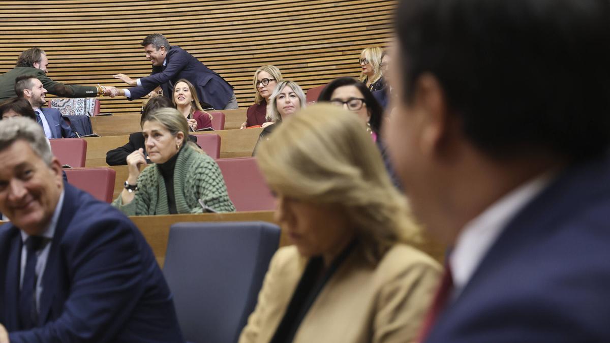 Acto de investidura en Les Corts de Perez Llorca. Mazón en su nuevo asiento en la última fila del hemiciclo / Fernando Bustamante