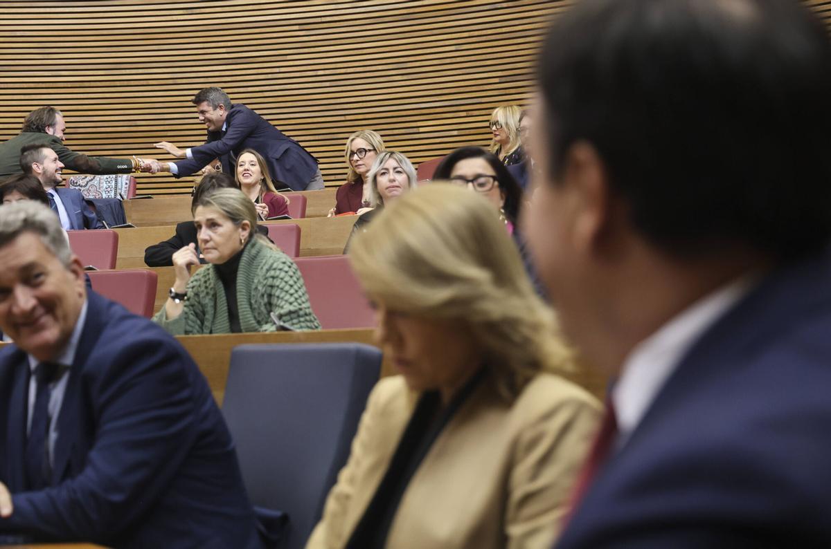 Mazón, al fondo, en su nuevo escaño de las Corts durante la investidura de Pérez Llorca.
