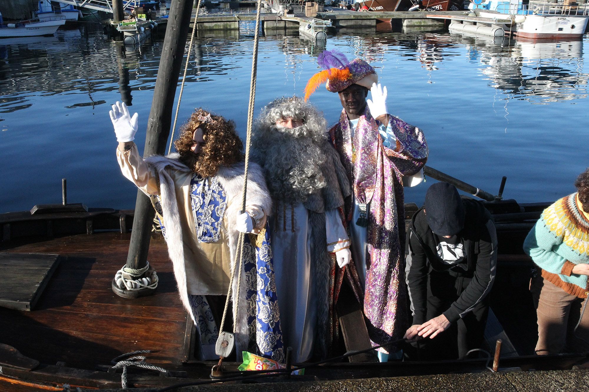 Los Reyes Magos llenan Moaña, Cangas y Bueu de ilusión