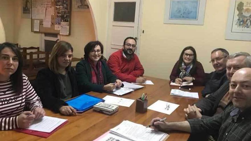 Noelia Sánchez, Gimena Llamedo, Ana Llano, Pablo Palacios, Vanesa González, Pablo Santamaría, José Antonio Fernández y Antonio González, reunidos en la sede del PSOE en Cangas de Onís.