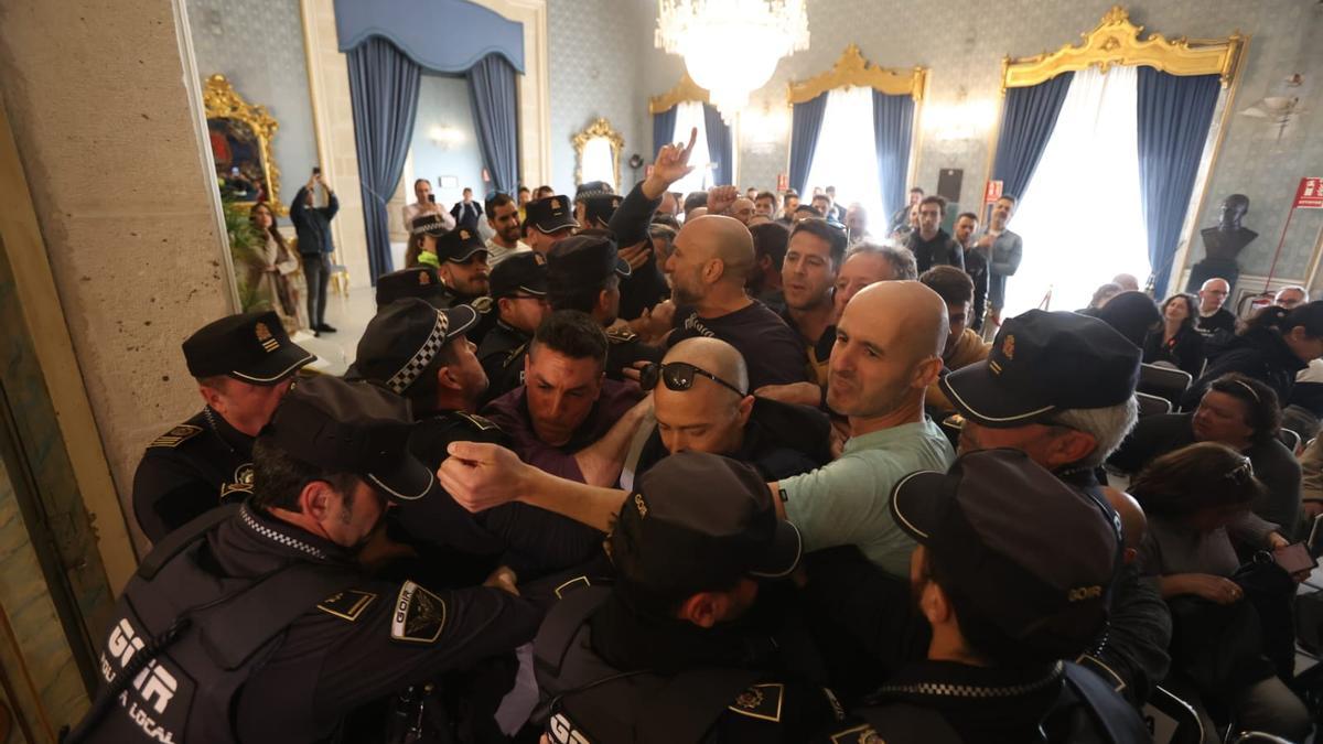 Los bomberos irrumpen en el pleno de Alicante para protestar por sus condiciones laborales