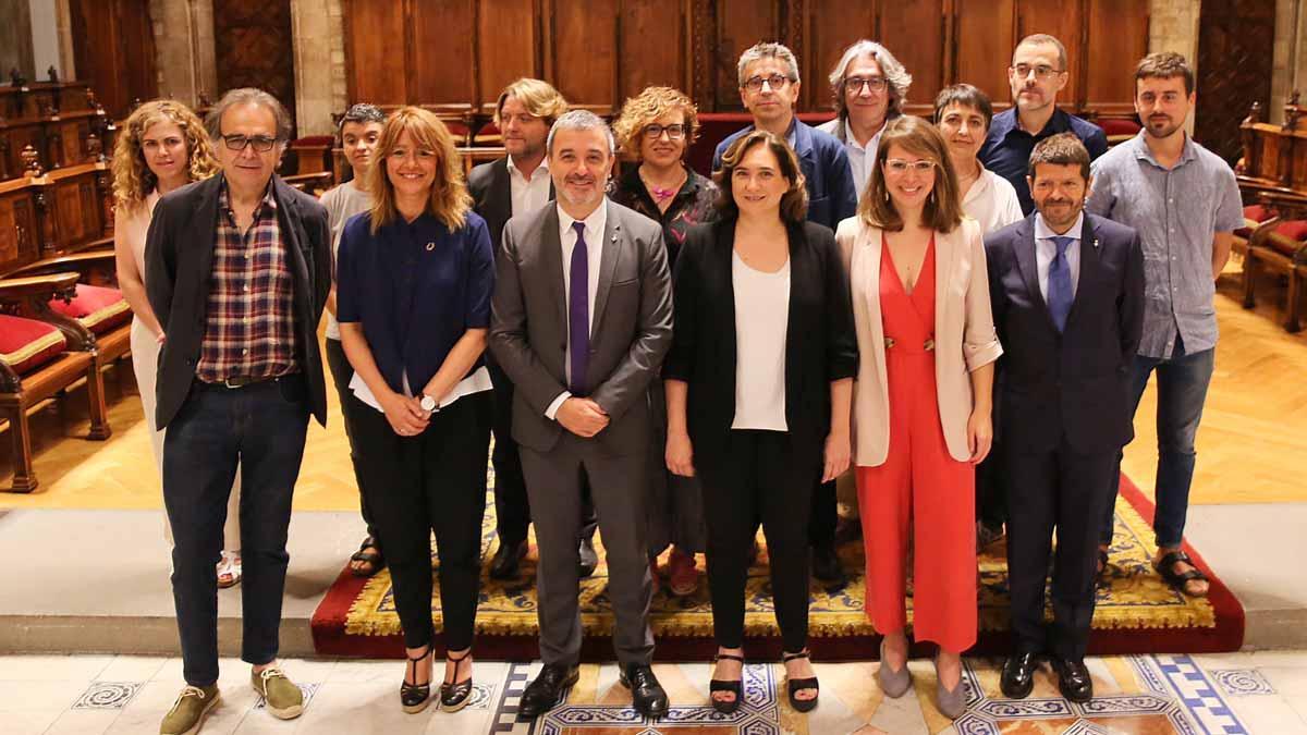 El Ayuntamiento de Barcelona aprueba la organización municipal.