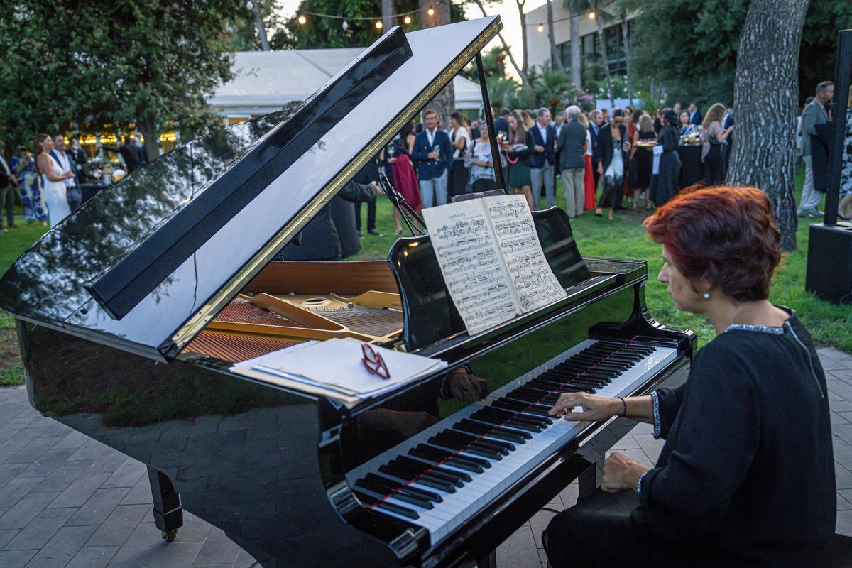 Actuación musical en el jardín del hotel durante la fiesta de inauguración.