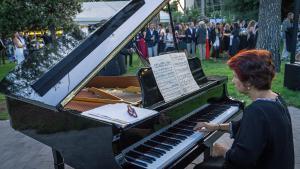 Actuación musical en el jardín del hotel durante la fiesta de inauguración.