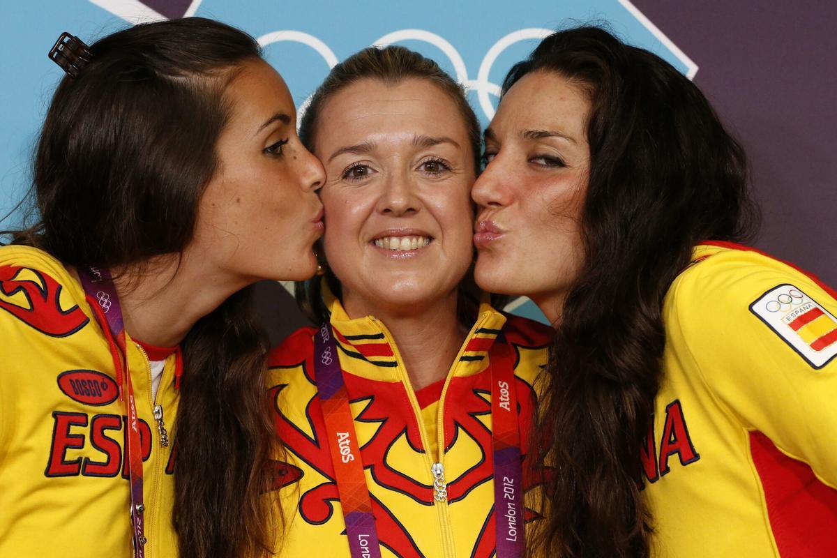LONDRES 2012 JJOO JUEGOS OLIMPICOS OLIMPIADA , NATACION SINCRONIZADA ESPAÑA NADADORA ESPAÑOLAMEDALLA DE PLATA    LONDRES (REINO UNIDO), 08/08/2012.- Las nadadoras españolas Ona Carbonel (i) y Andrea Fuentes (d) saludan a su entrenadora, Anna Tarrés, durante la rueda de prensa ofrecida hoy 8 de agosto de 2012 en el Media Press Centre de Londres, tras su medalla de plata conseguida ayer en la prueba olímpicade natación sincronizada. EFE LONDRES 2012 NATACIÓN SINCRONIZADA