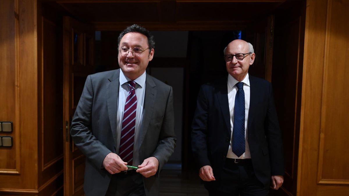 El fiscal general del Estado, Álvaro García Ortiz, hoy en Mariñán con el jefe de la Fiscalía en Galicia, Fernando Suanzes.