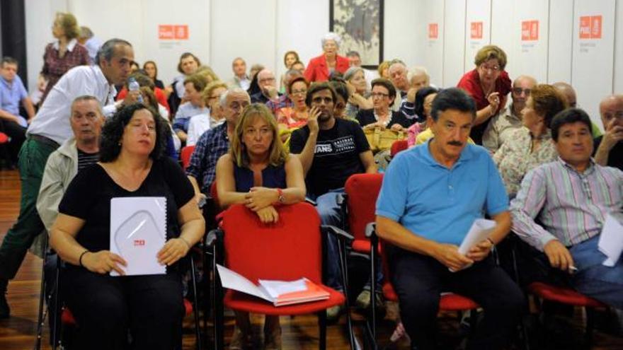 Vázquez, a la izquierda, toma asiento en la asamblea, con Carreño segundo por la derecha en primera fila.