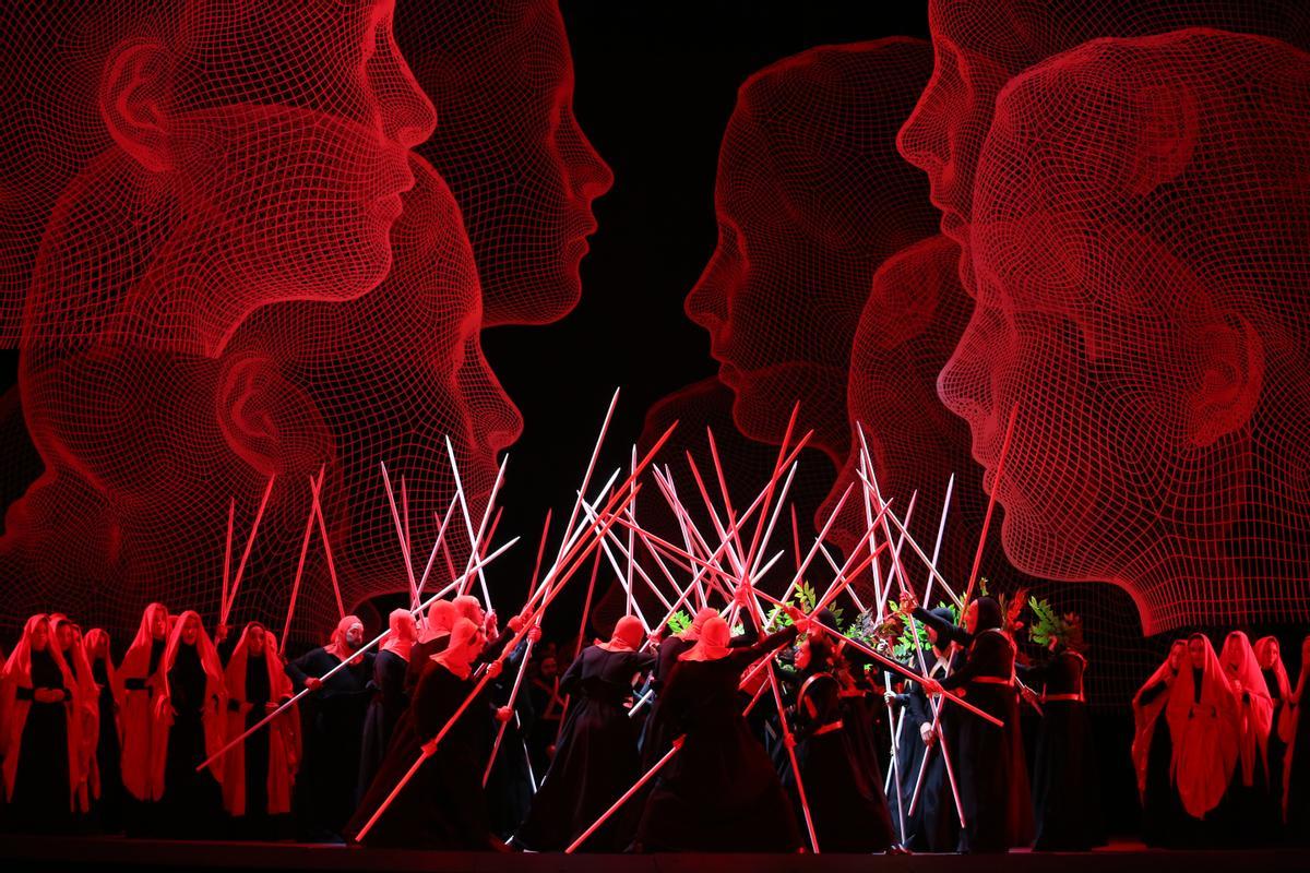 Escena protagonizada por el coro en el ensayo de la producción de ’Macbeth’, de Jaume Plensa.  