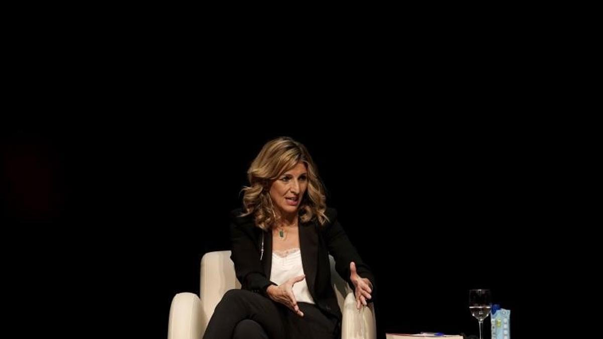 La vicepresidenta segunda y ministra de Trabajo y Economía Social, Yolanda Díaz, participa en la charla 'Transformar el presente, imaginar el futuro: más allá de la precariedad y las desigualdades', con el economista Thomas Piketty, organizado por el IECCS y el CBA, este 14 de enero de 2022 en el Círculo de Bellas Artes de Madrid.