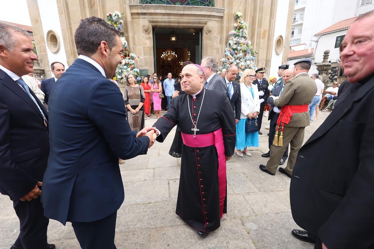 Saludo del presidente de la Diputación y el arzobispo.
