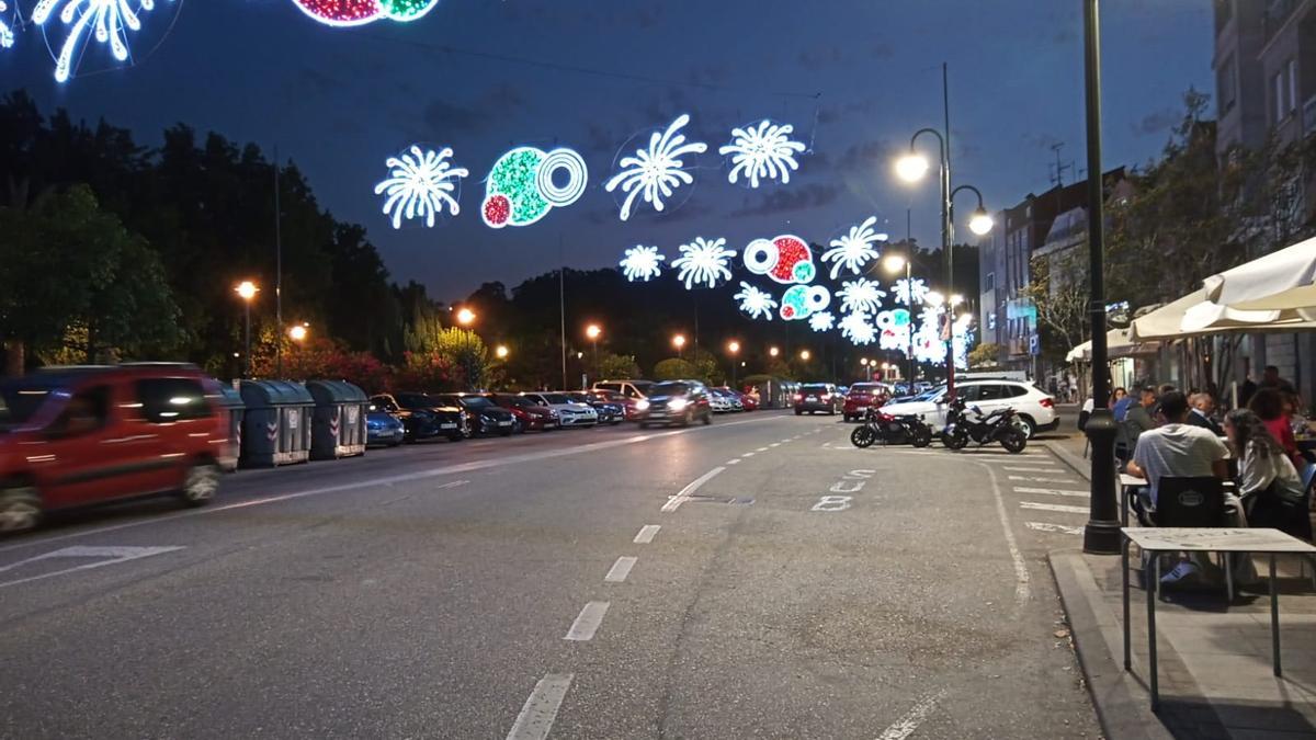 Alumbrado de las Fiestas de Cangas en la avenida Castelao.