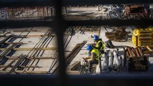 Trabajadores del Camp Nou descansan durante su jornada laboral