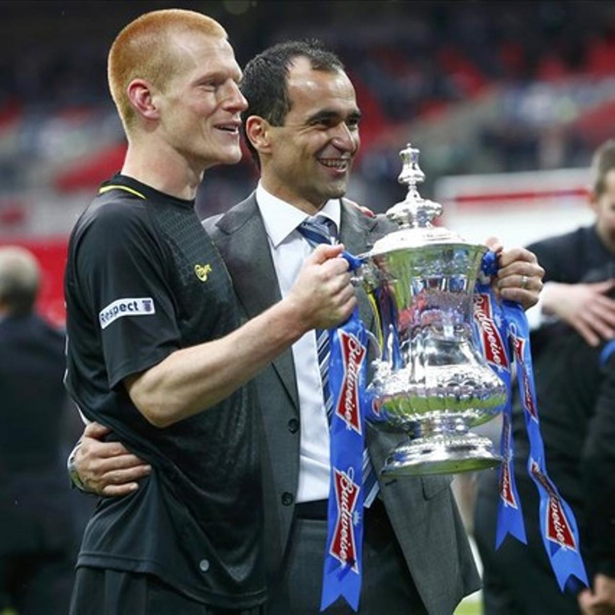 Watson, autor del gol de la victòria del Wigan, amb el trofeu de la FA Cup amb el seu entrenador, Robert Martínez, a Wembley. Watson, autor del gol de la victòria del Wigan, amb el trofeu de la FA Cup amb el seu entrenador, Robert Martínez, a Wembley.