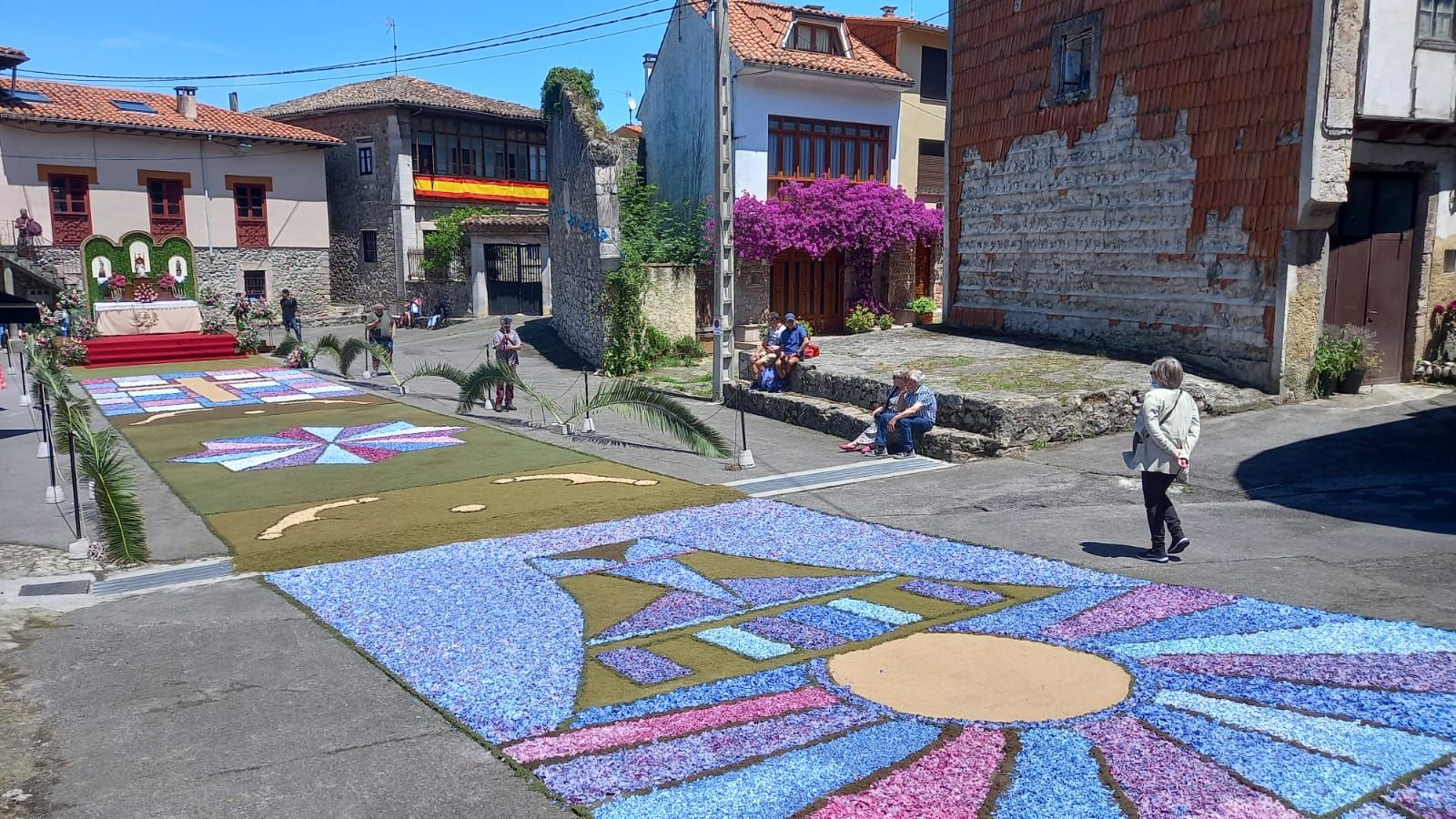 Cue se llena de color con sus alfombras florales