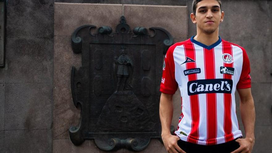 Sanabria posa con la camiseta del Atlético de San Luis.