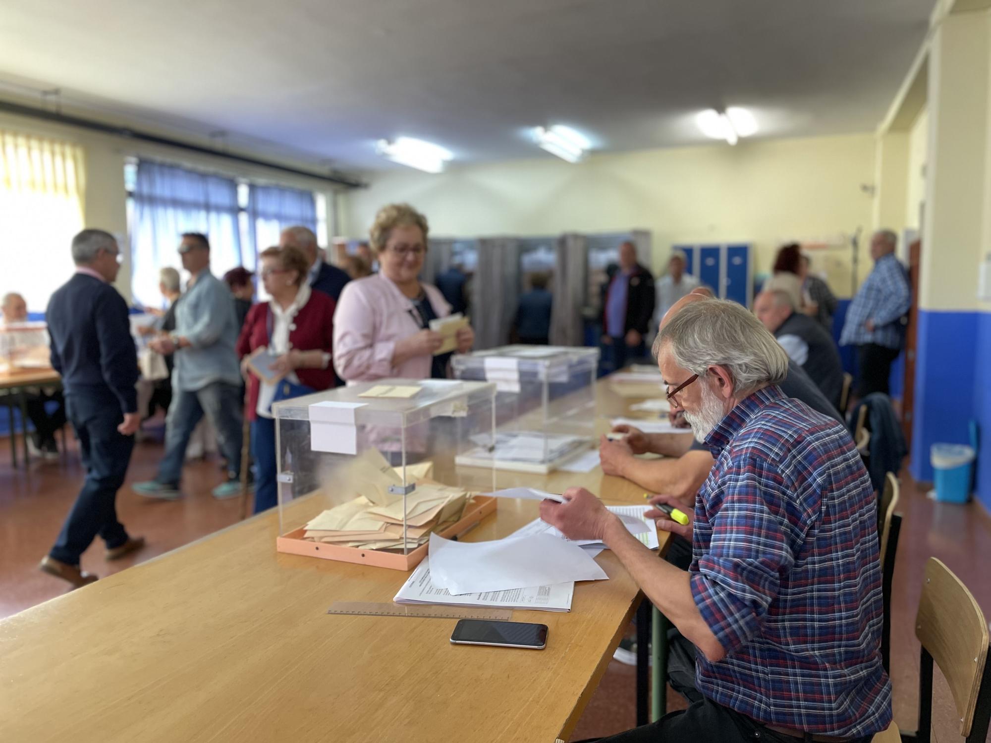 Colas para votar en el Prau Llerón.