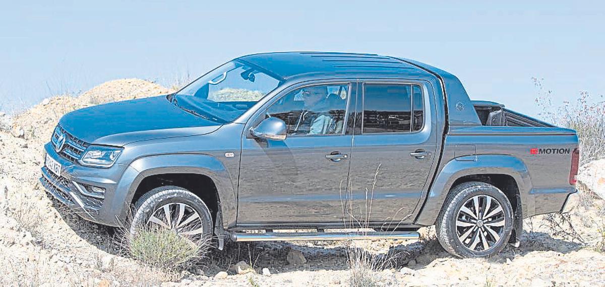Pepe Barba en una camioneta por una zona rural