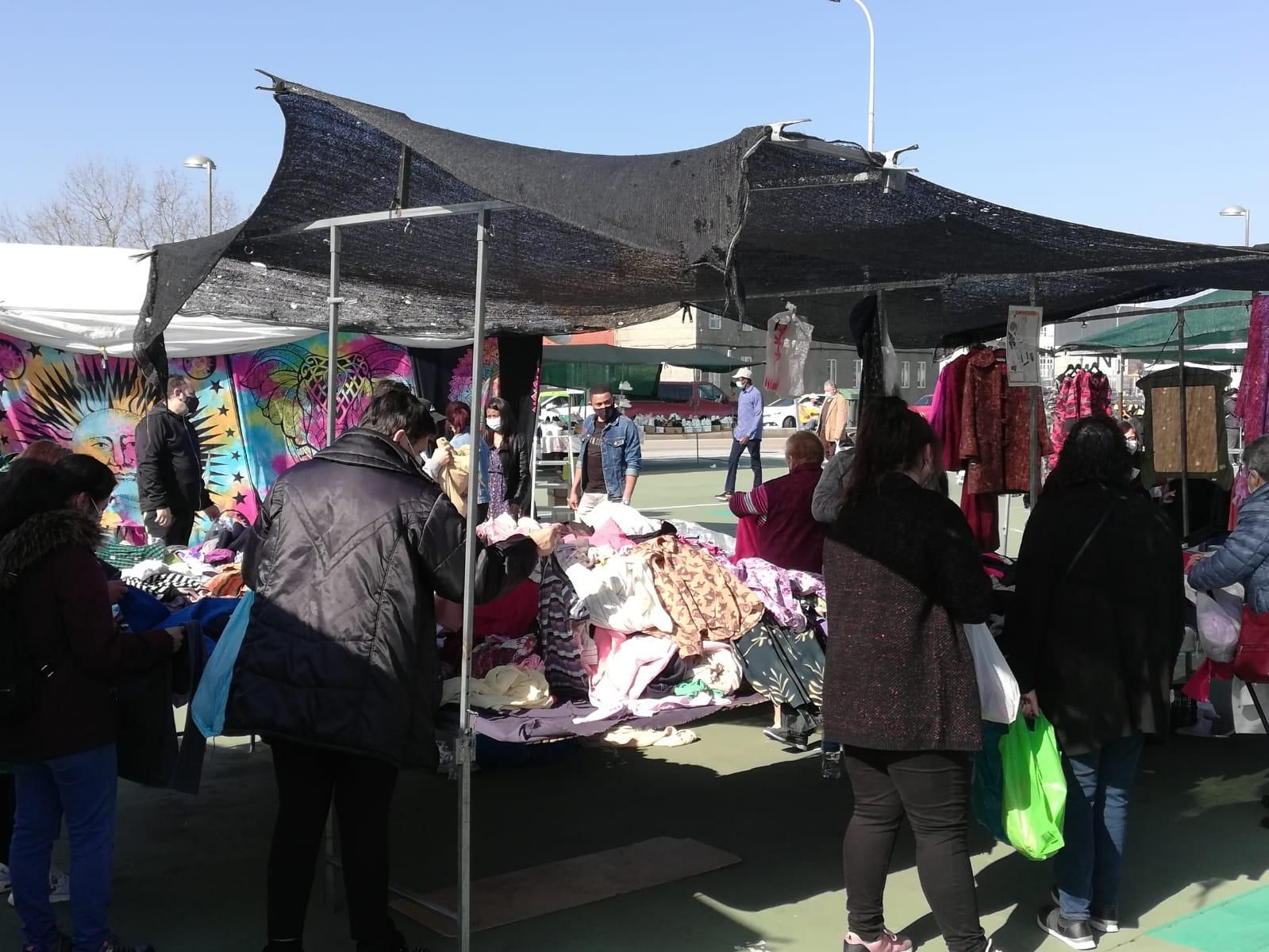 Domingo de sol, mercadillo y desescalada