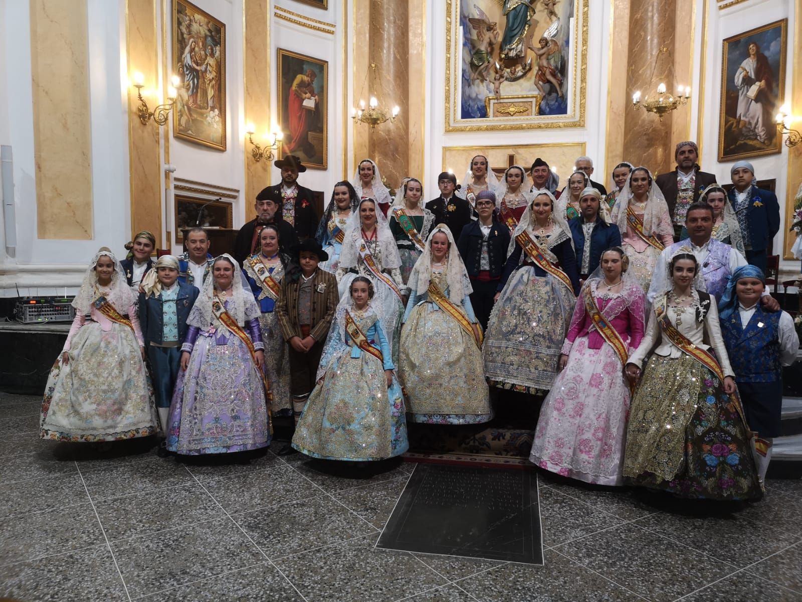 Las seis comisiones de Riba-roja de Túria celebran la Ofrenda a la Mare de Déu dels Desamparats