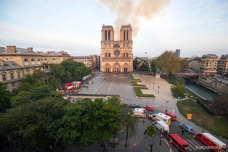 Incendio en la Catedral de Nôtre Dame