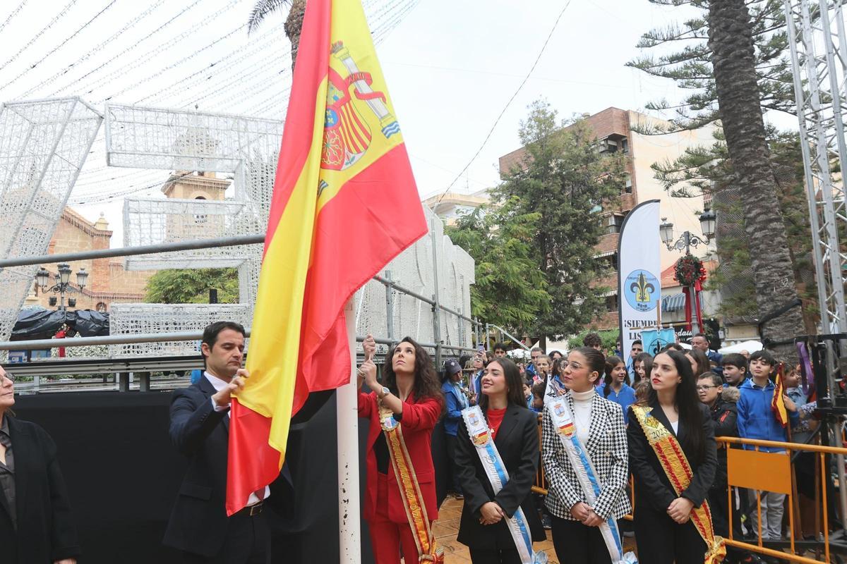 Izado de la bandera en la plaza de la Constitución en Torrevieja