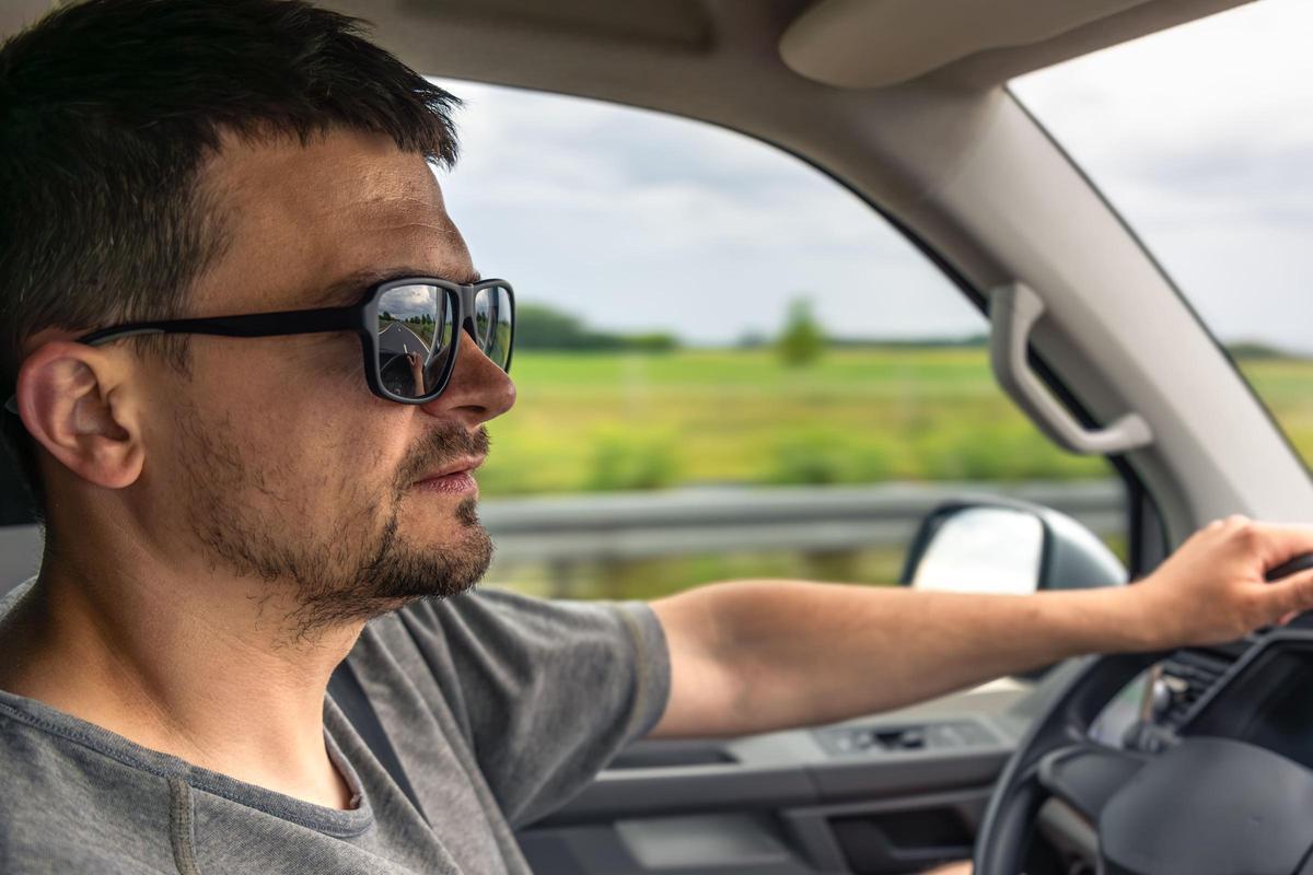 Entre Las principales recomendaciones de la DGT destaca el uso de gafas de sol homologadas y polarizadas