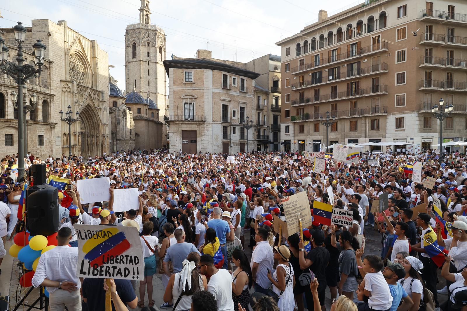 Concentración de venezolanos contra Maduro y a favor de Edmundo González en València