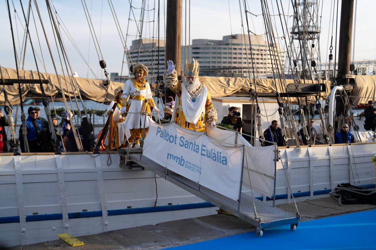 Miles de personas colman la costa de Barcelona para dar la bienvenida a los Reyes Magos