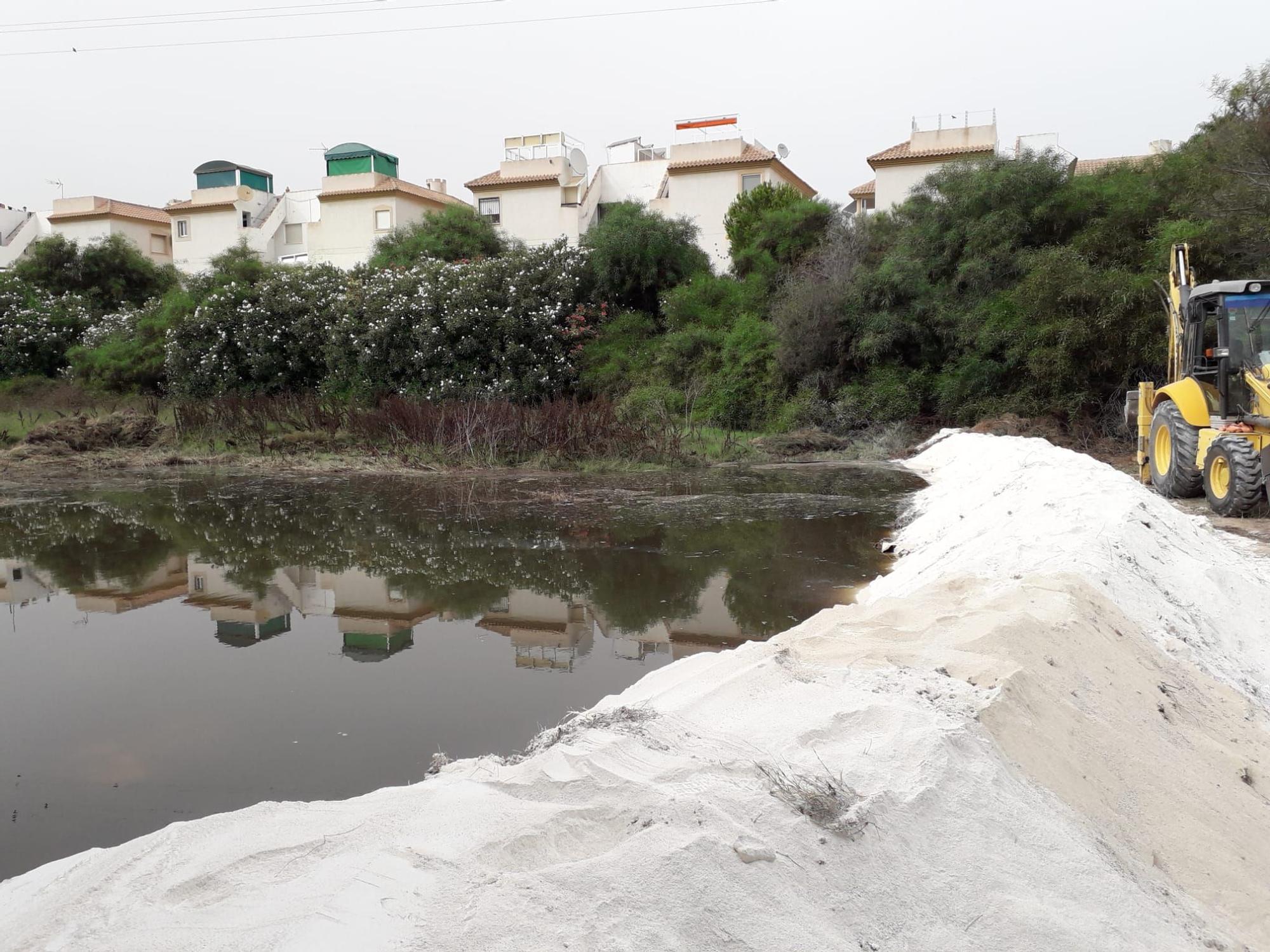 Uno de los diques de contención lleno de aguas fecales en la tarde de este martes