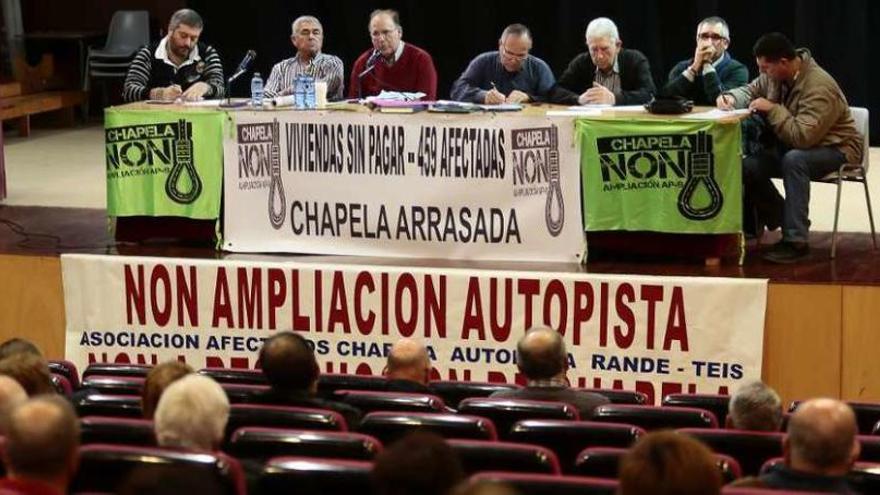 La directiva de la Asociación de Afectados por la Autopista, ayer, durante la asamblea. // A. Irago