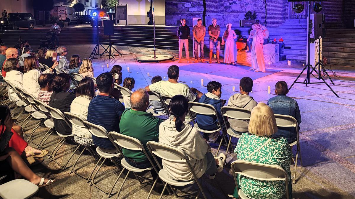 Actividad cultural en la Plaza del Pueblo durante la Noche en Blanco