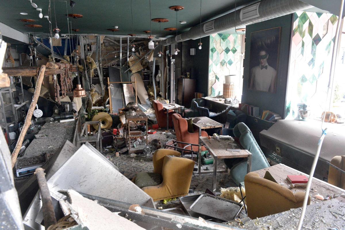 El interior de un café de la plaza de la Constitución de Járkov, destrozado tras un bombardeo.