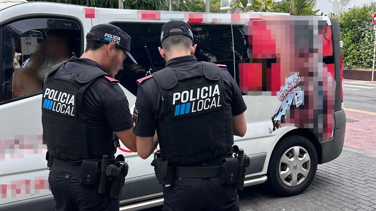 Die Polizei und der beklebte Bus.