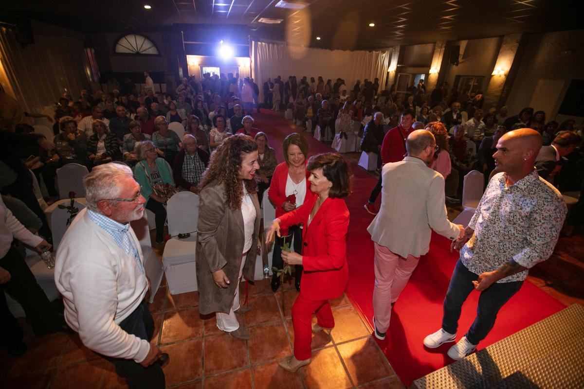 Carmen Calvo saluda a Pilar Costa antes del inicio del acto.