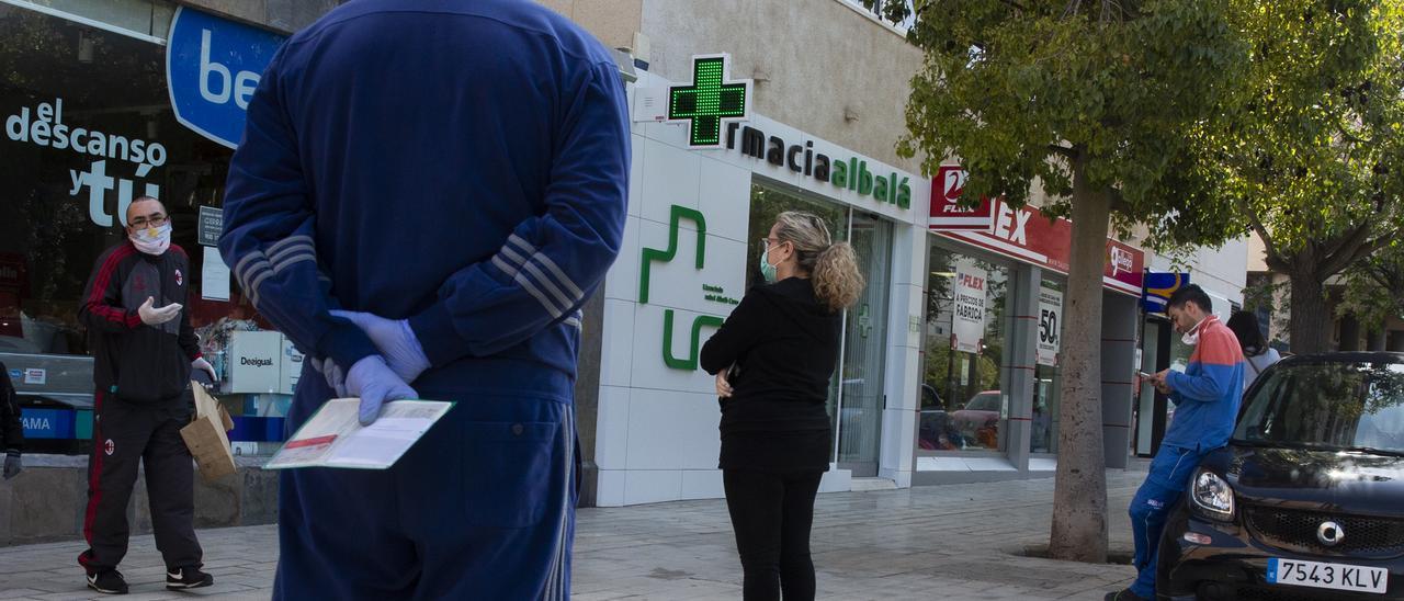 Usuarios a la espera de entrar en una farmacia