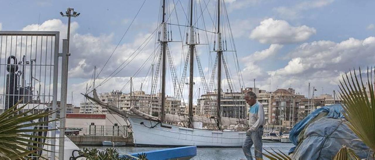 Imagen del pailebote Pascual Flores captada desde la lonja pesquera y que forma parte de los museos flotantes