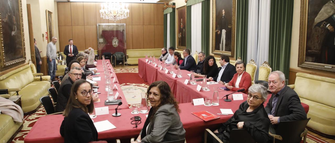 Asistentes a la reunión del Consejo Social, este viernes, en el salón de recepciones del Ayuntamiento.