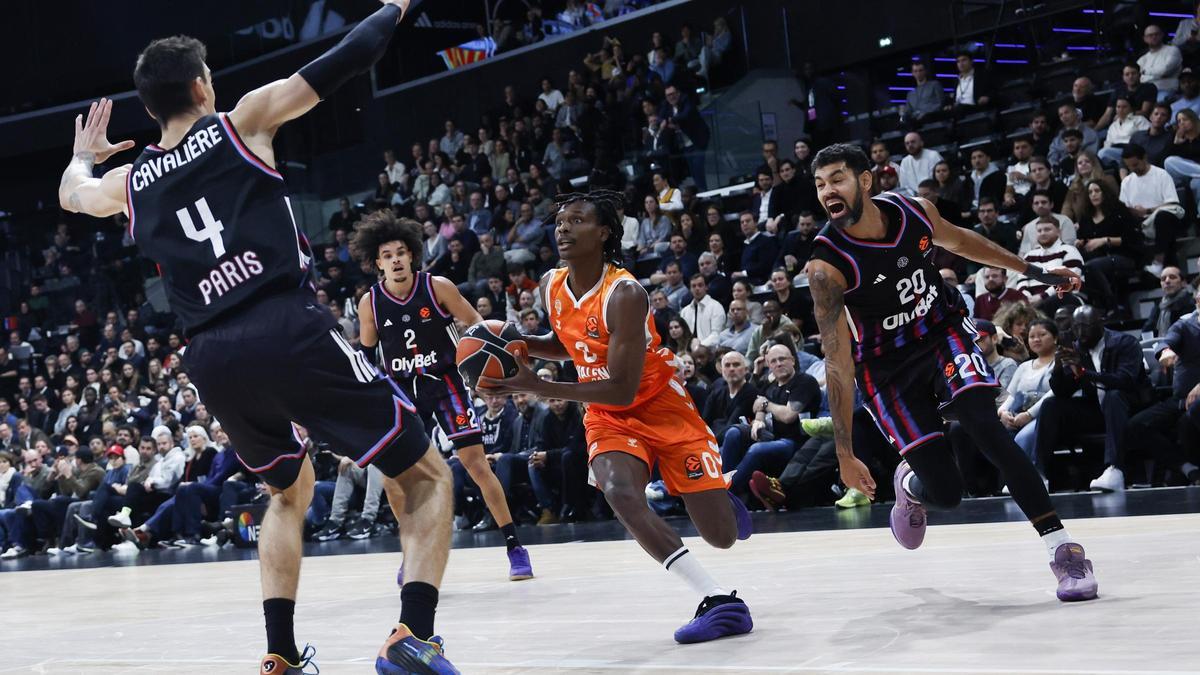 Paris (France), 13/11/2025.- Leopold Cavaliere (L), Nadir Hifi (2-L) and Jeremy Morgan (R) of Paris Basket and Brancou Badio (C) of Valencia Basket Club in action during the Euroleague Basketball match between Paris Basketball and Valencia Basket Club in Paris, France, 13 November 2025. (Baloncesto, Euroliga, Francia) EFE/EPA/Mohammed Badra