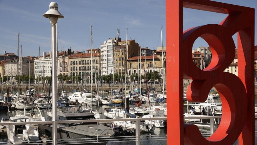 Ni fiestas ni para dormir en el mar: el Puerto de Gijón ataja el uso de embarcaciones en el Muelle como alojamiento turístico