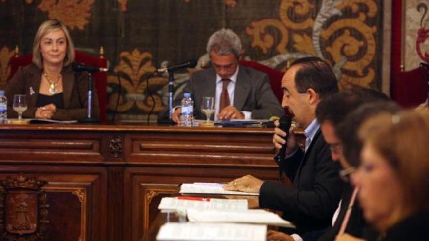 El portavoz accidental, Javier Macho, durante su intervención en el pleno de ayer ante la mirada de Sonia Castedo.