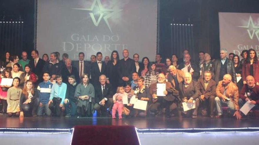 Foto de familia de premiados y organizadores, anoche, en la Gala do Deporte celebrada en el auditorio V Centenario de Baiona. // Valmiñortv.com