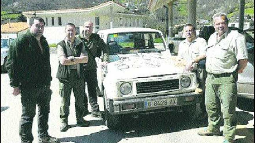 Un grupo de guardas muestra los lazos recuperados en los montes de Caso.