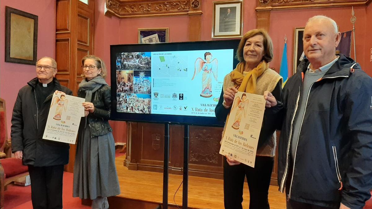 Por la izquierda, Jesús García, Enriqueta de Valdés, Reyes Ugalde y Luis Fernández, con los carteles de la Ruta de los Belenes