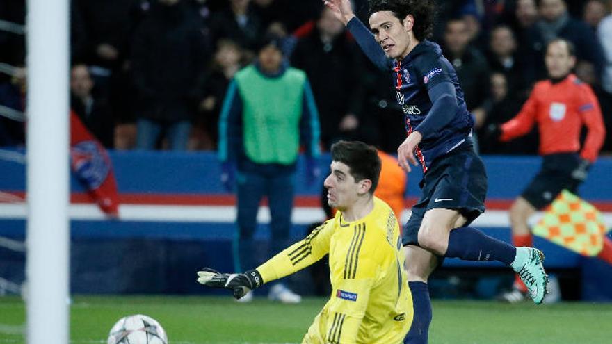 Cavani (d.) supera la salida del portero del Chelsea Courtois.