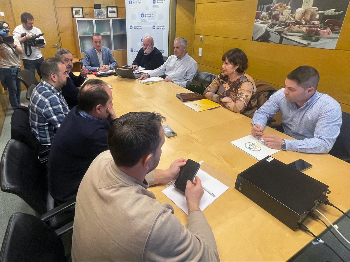 Marcos, al fondo, presidiendo la mesa de la reunión con los representantes del Consejo Agrario del Principado; a su izquierda, Marcos da Rocha.