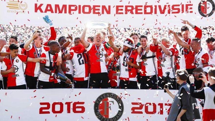 Tres goles de Kuyt sellan la Liga para el Feyenoord