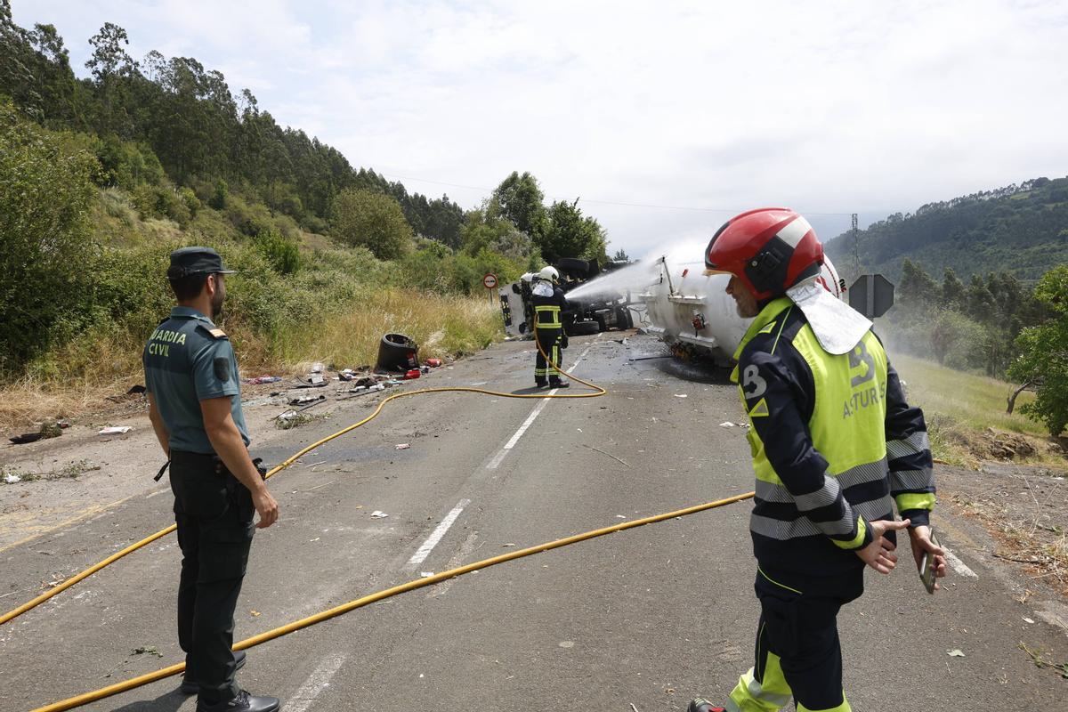 EN IMÁGENES: El espectacular accidente de un camión cisterna con gas en la Autovía del Cantábrico, a la altura de Colunga