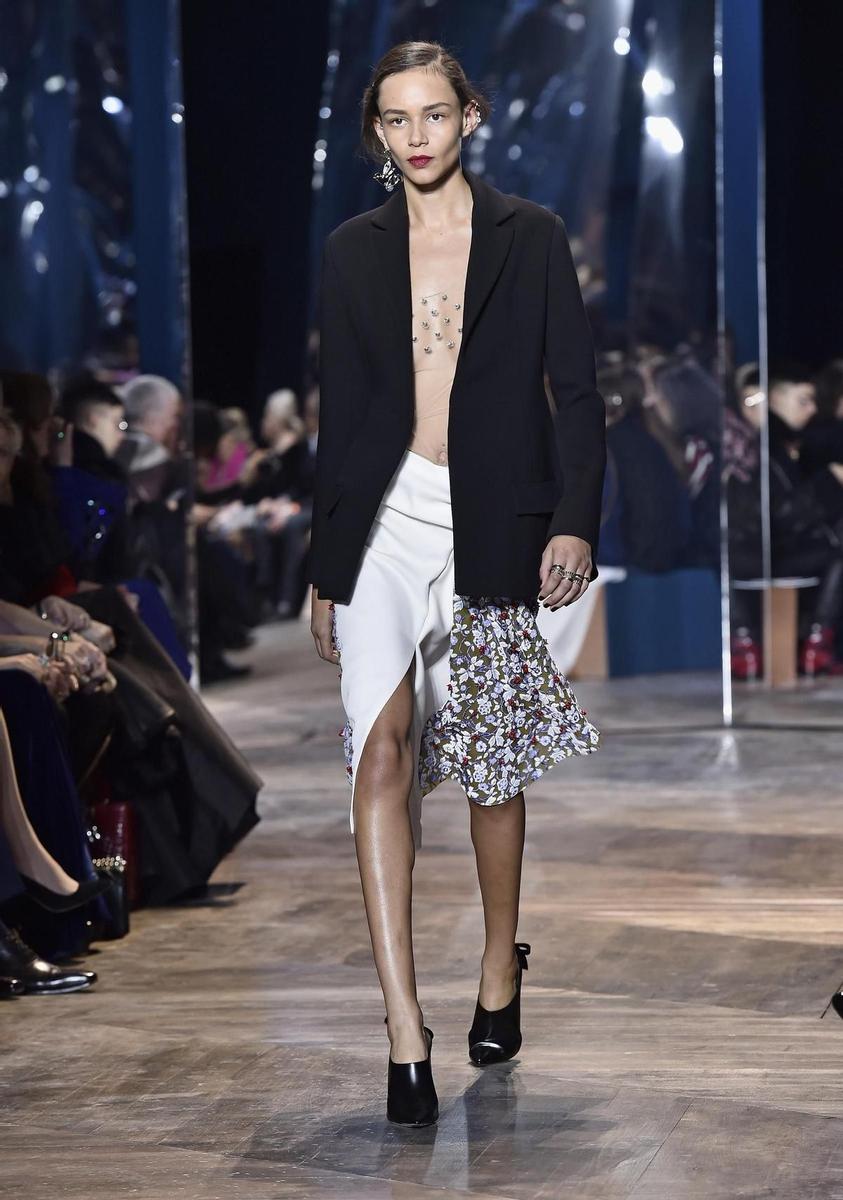 Christian Dior Alta Costura Primavera-Verano 2016: falda, chaqueta... Y nada más