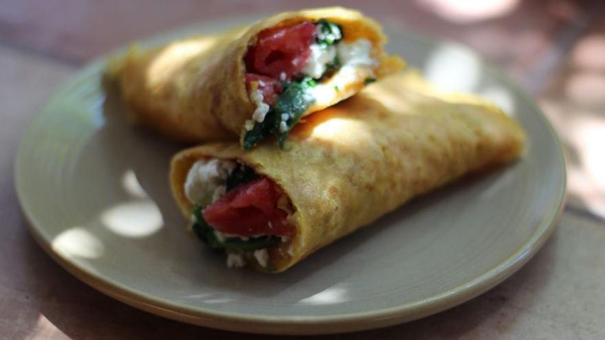 Crepes de lenteja roja con espinacas, tomates y ricotta